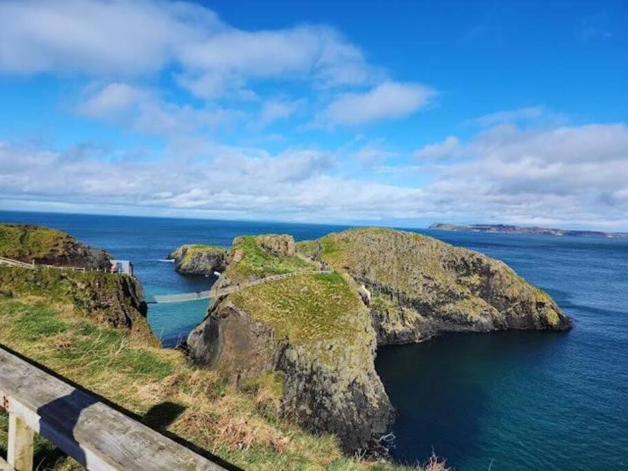 Mcconaghys Glenside Farmhouse Whitepark Bay Ballintoy Exterior photo